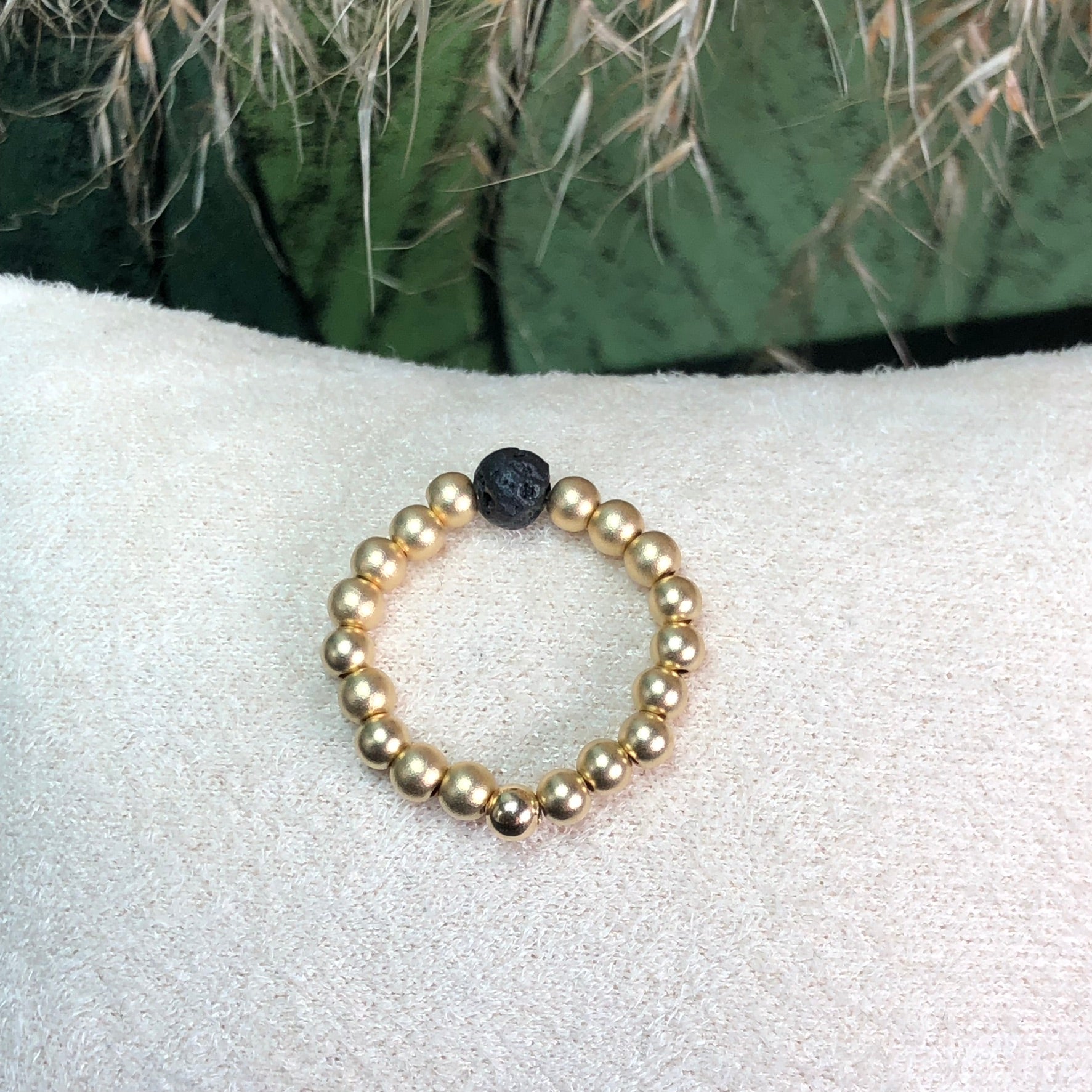 Bague Déesse Pélé, perle en lave de roche 4,5mm, fil nylon et gold filled, fait main