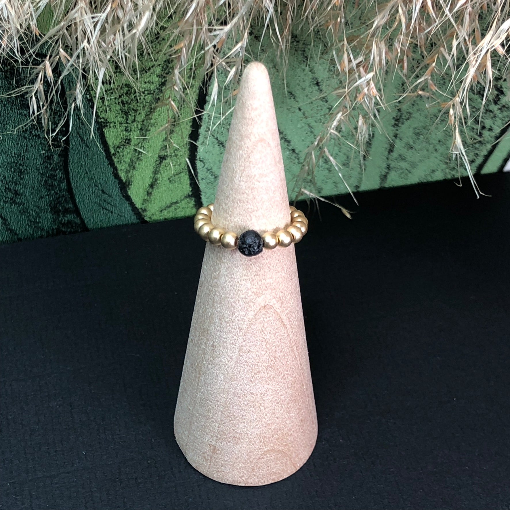 Bague Déesse Pélé en pierre de lave noire, bijou artisanal Berkana Bijoux
