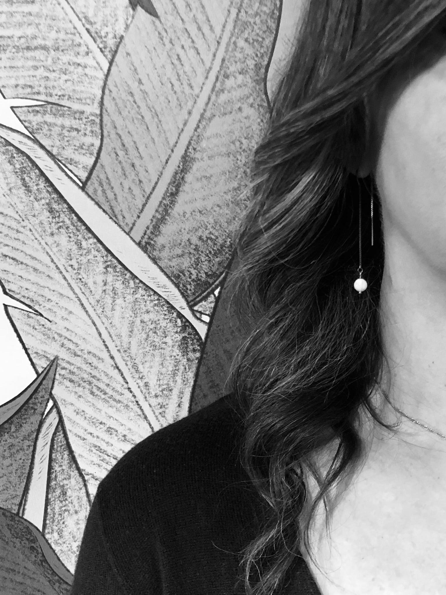 Boucle d'oreille 1 perle Collection Déesses photo noir et blanc, bijou artisanal Berkana Bijoux