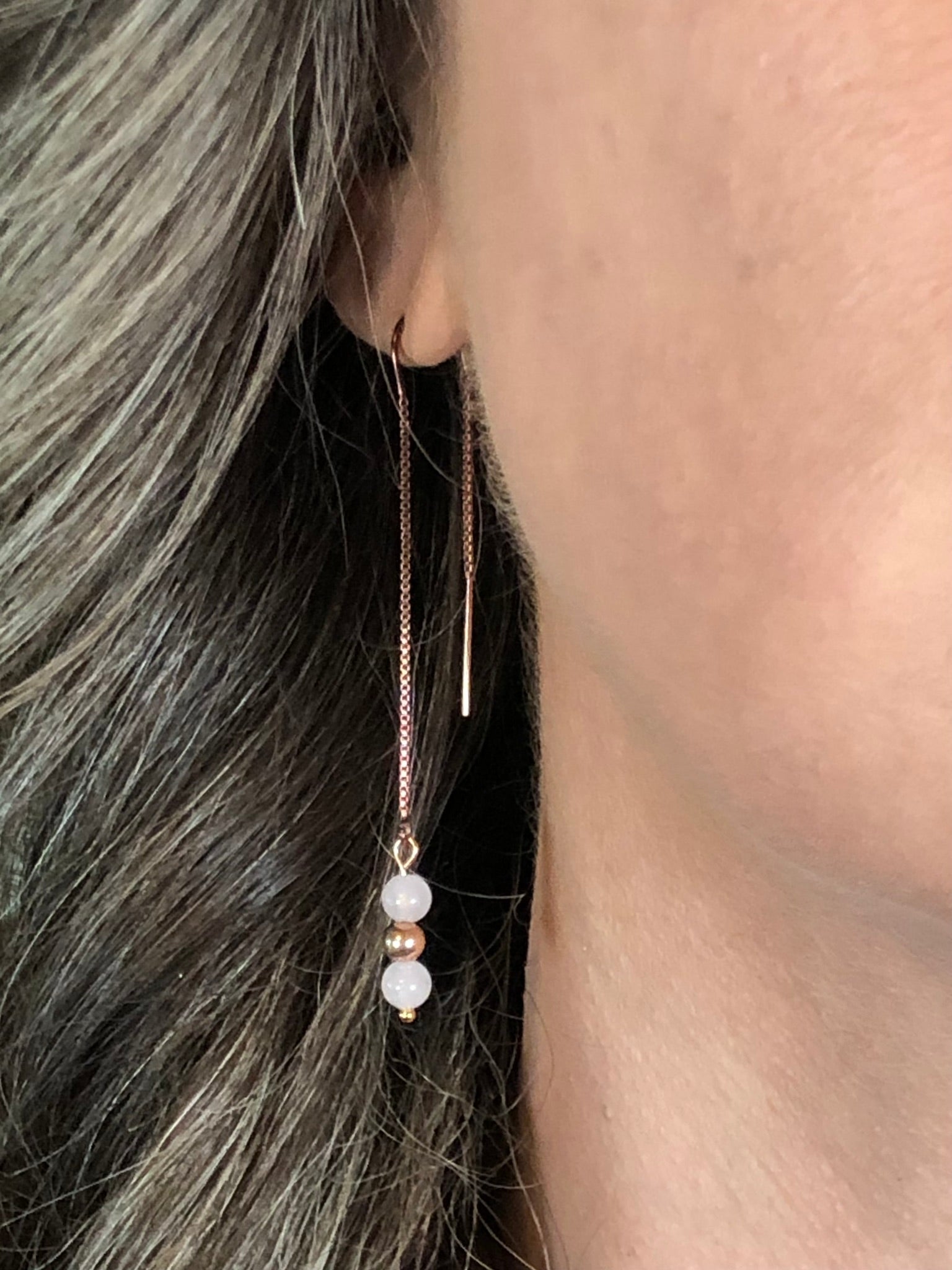 Boucle d'oreille Aphrodite 3 perles portée, bijou quartz rose et gold filled rose 14K Berkana Bijoux