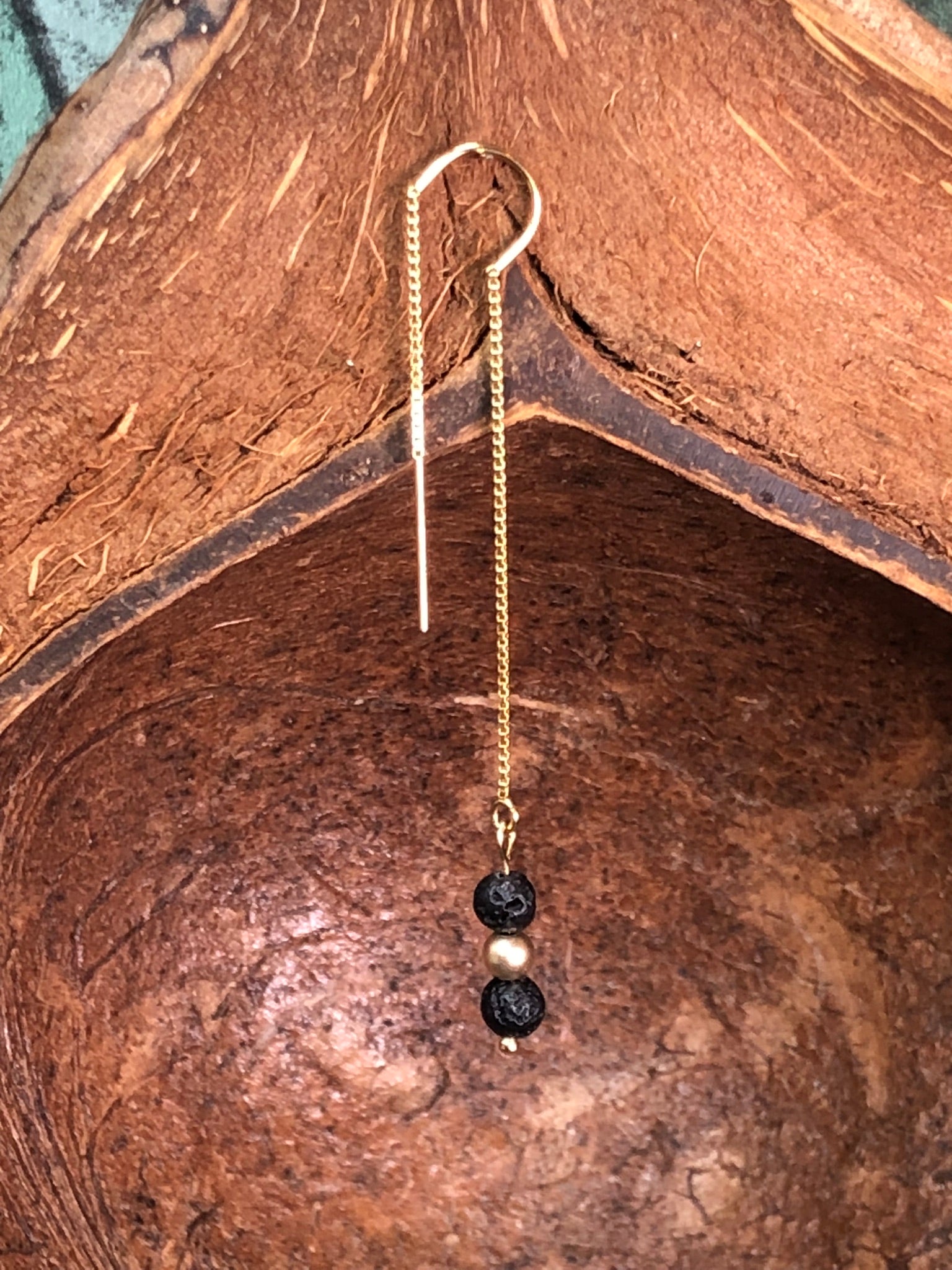 Boucle d'oreille Déesse Pélé pierre de lave noire, bijou artisanal Berkana Bijoux