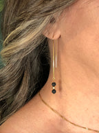 Boucle d'oreille Déesse Pélé portée, bijou pierre naturelle lave de roche fait main