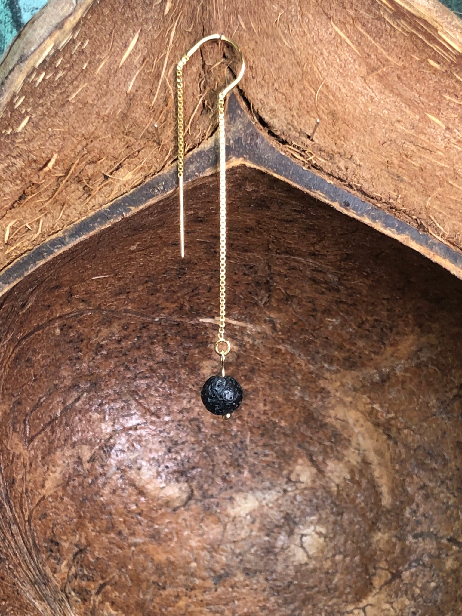 Boucle d'oreille Déesse Pélé pierre de lave noire, bijou artisanal Berkana Bijoux