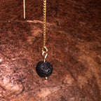 Détail boucle d'oreille Déesse Pélé 1 perle, pierre de lave 4,5mm et gold filled