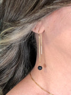 Boucle d'oreille Déesse Pélé portée, bijou pierre naturelle lave de roche, fait main