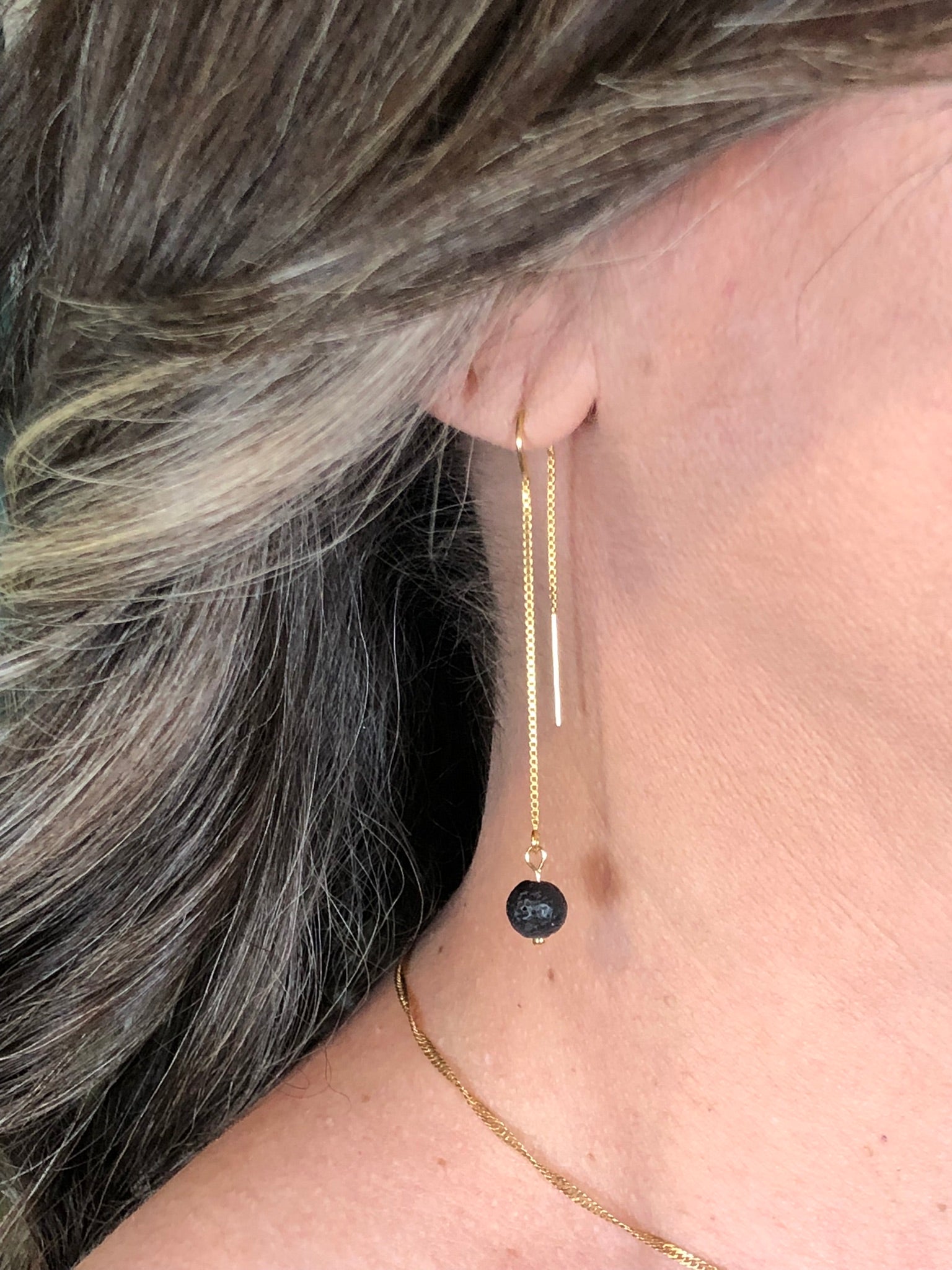Boucle d'oreille Déesse Pélé portée, bijou pierre naturelle lave de roche, fait main
