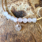 Détail bracelet Déesse Aphrodite, perles et sequin en quartz rose