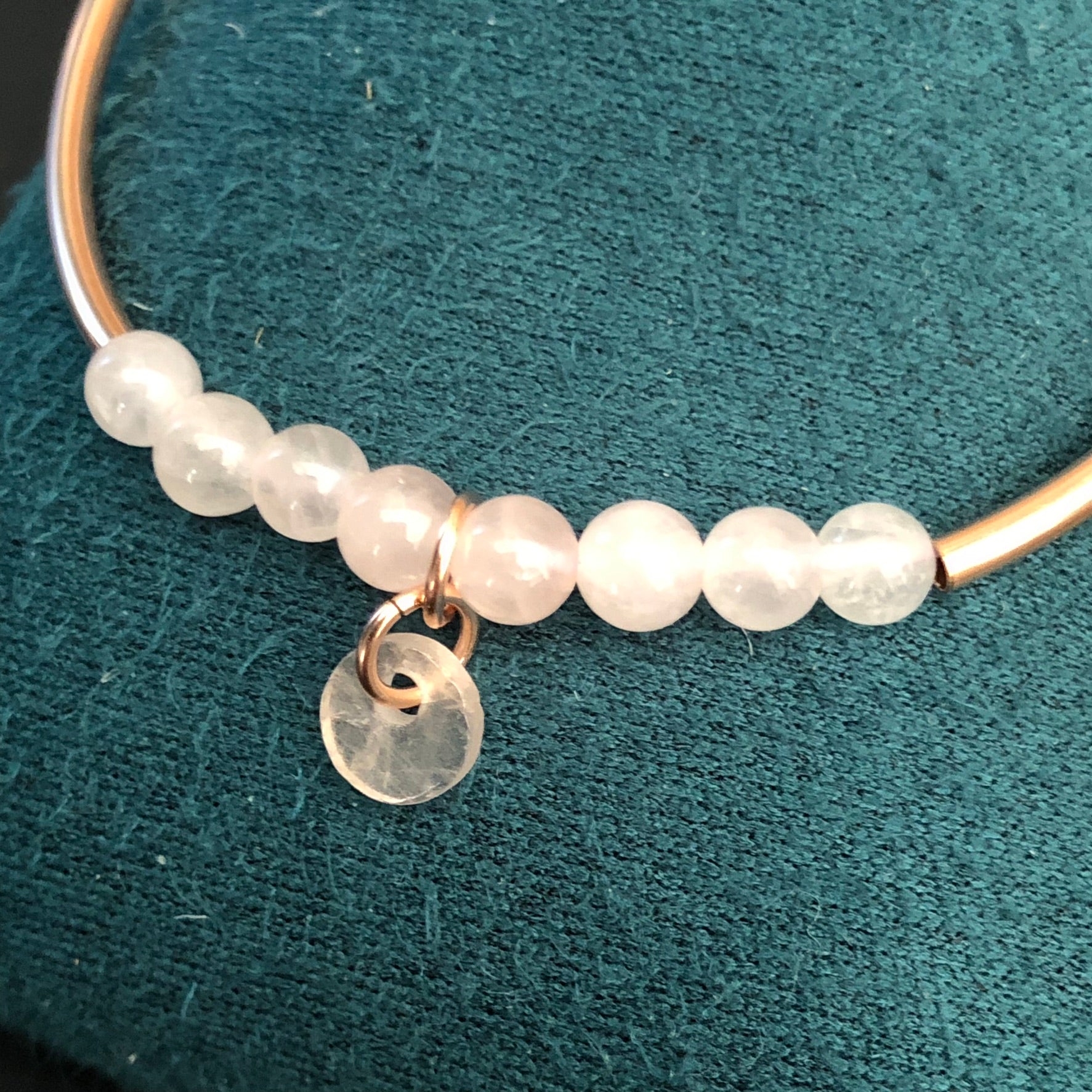 Détail bracelet Déesse Aphrodite, perles et sequin en quartz rose, gold filled rose 14K