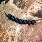 Détail bracelet Déesse Pélé, perles naturelles en lave de roche et gold filled