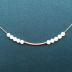 Détail collier Déesse Aphrodite, perles de quartz rose, tube et chaîne en rose gold filled