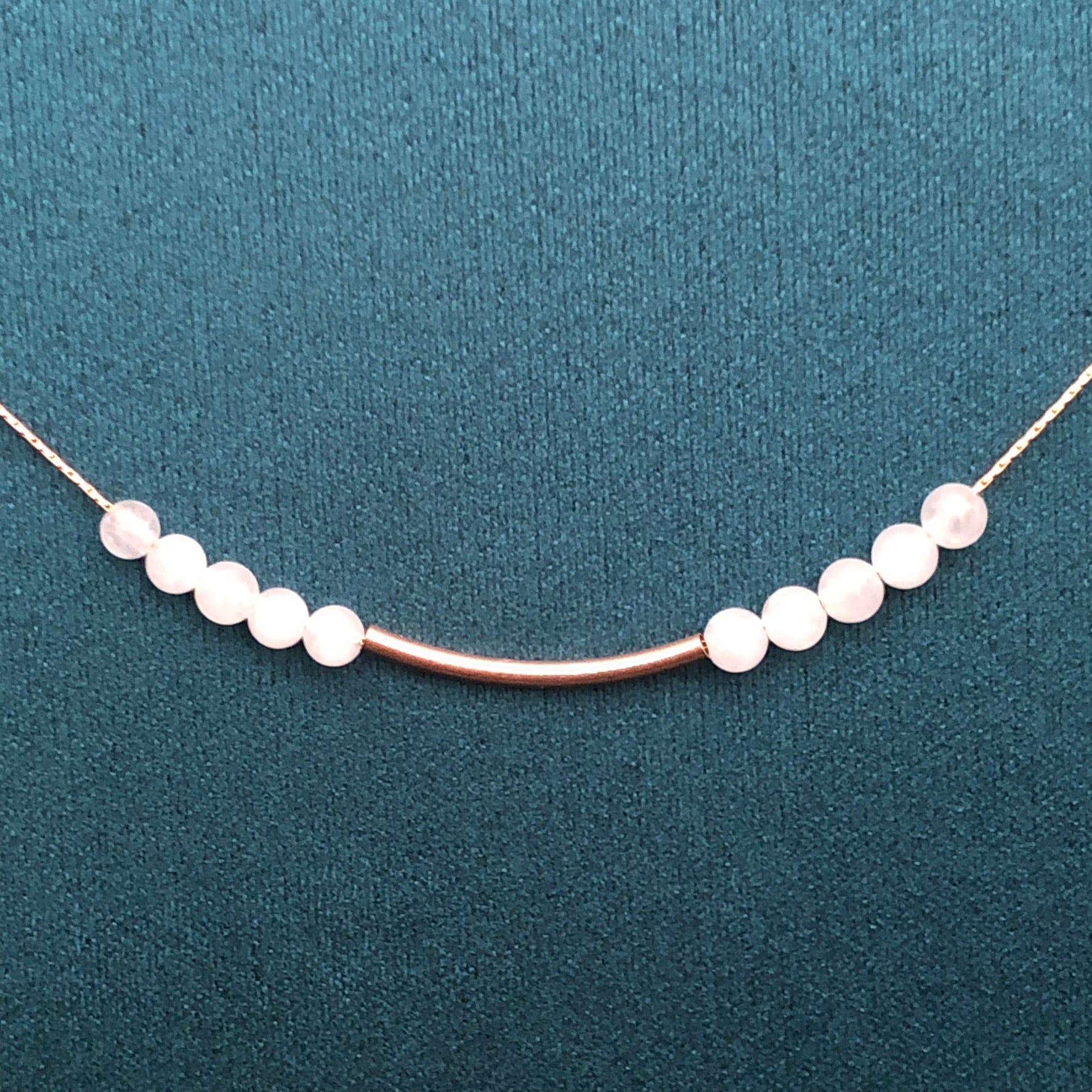 Détail collier Déesse Aphrodite, perles de quartz rose, tube et chaîne en rose gold filled