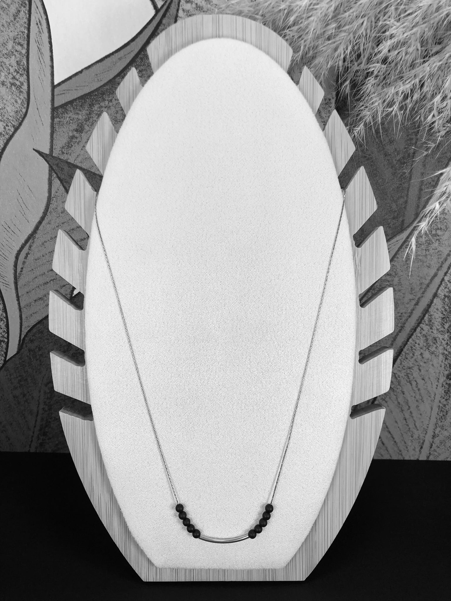 Collier pierre naturelle photo en noir et blanc, bijou artisanal Berkana Bijoux