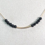 Détail collier Déesse Pélé, perles de lave 4,5mm et chaîne gold filled