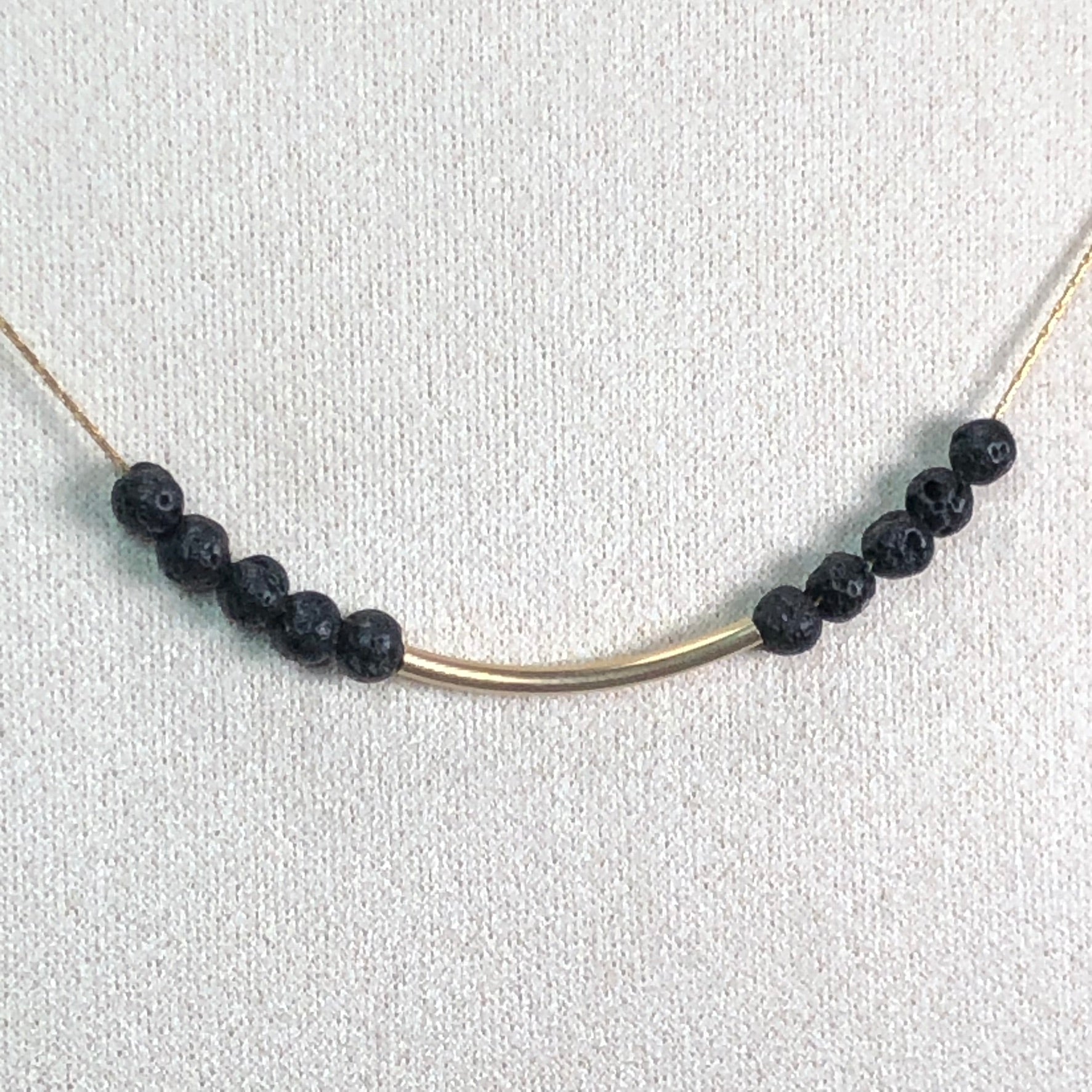Détail collier Déesse Pélé, perles de lave 4,5mm et chaîne gold filled