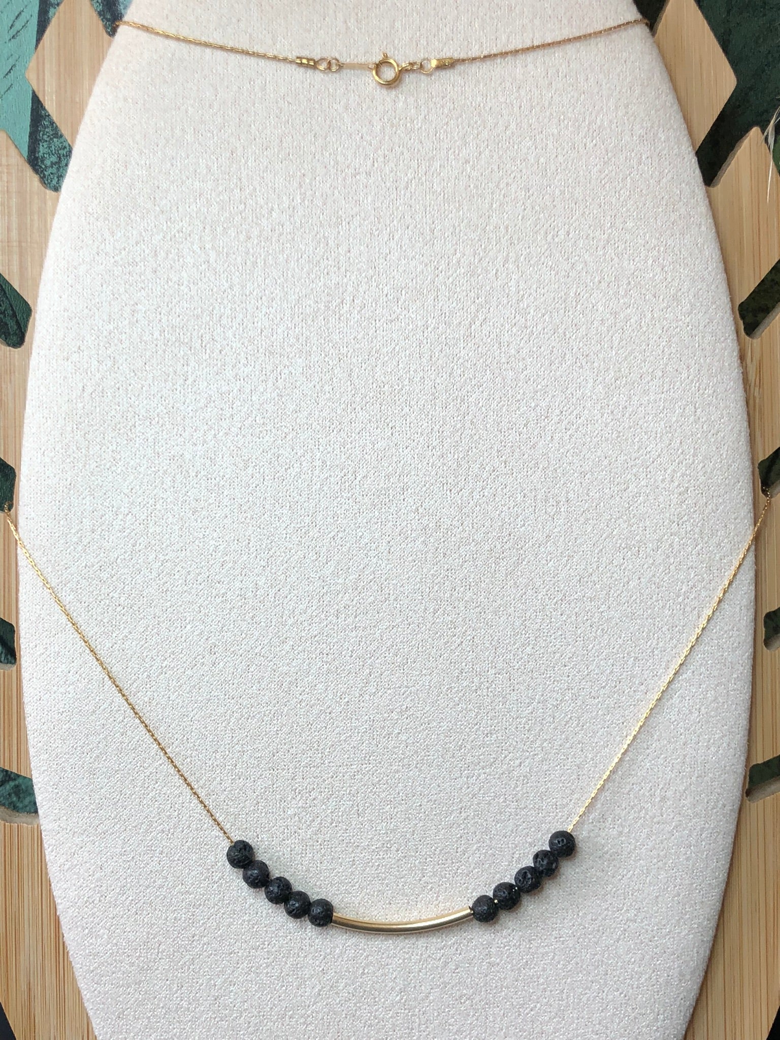 Collier pierre de lave noire, bijou artisanal fait main